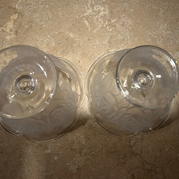 Winter Rose
by STUDIO NOVA 2 Small pedestal bowls with roses - Picture 4 of 8